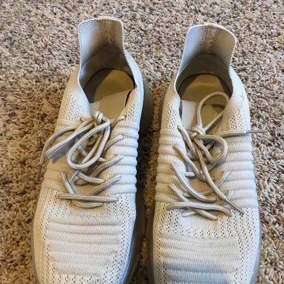 Cushionaire Sneakers - Picture 2 of 4